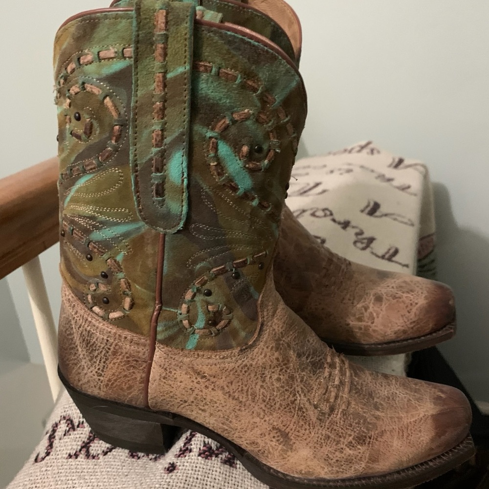 Women’s Tony Lama mid calf boot